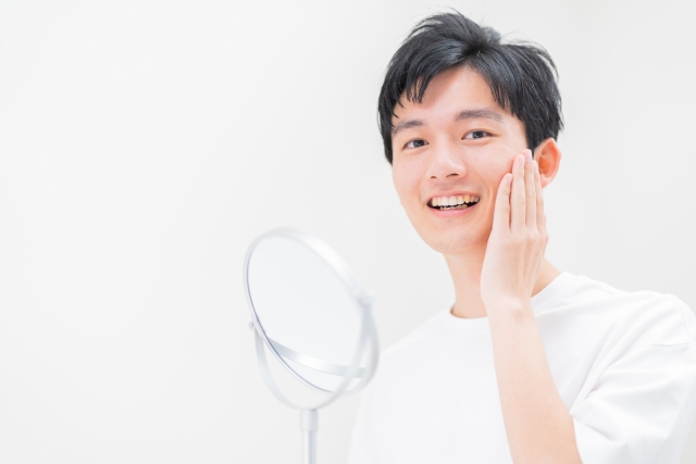 肌に触れる男性