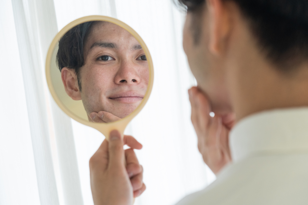鏡を見る男性