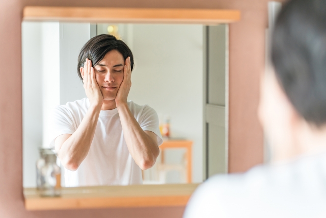 保湿をする男性