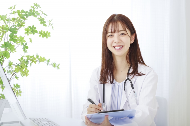 カルテを書く女性医師
