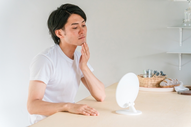鏡を見る男性