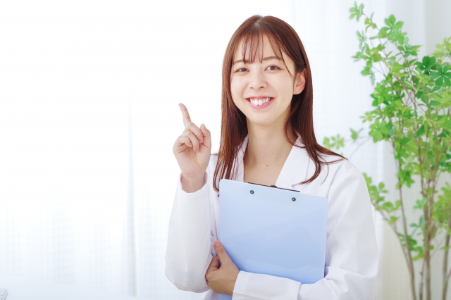 指をさす女性医師